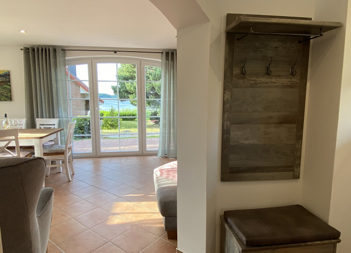 Blick vom Flur in das Wohnzimmer