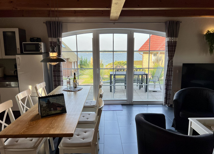 Großes Terrassenfenster mit Blick auf den See