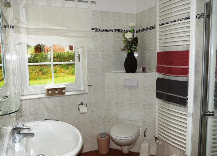 Bad unten mit Dusche