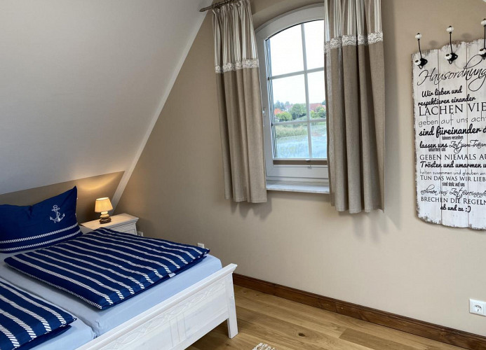 Schlafzimmer mit Seeblick