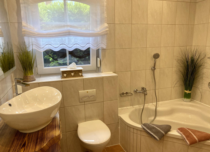 Bad mit Badewanne unten