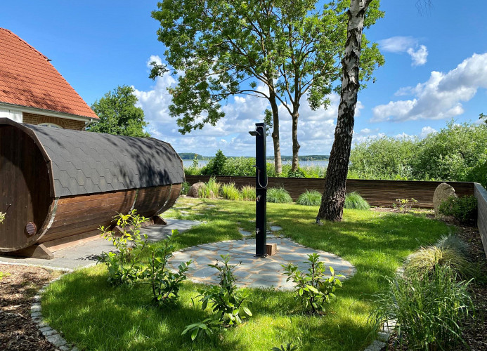 Fasssauna mit Außendusche