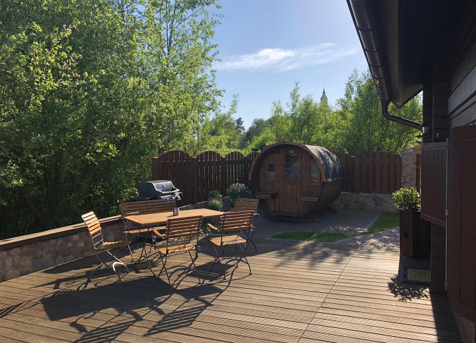 Terasse mit Fasssauna