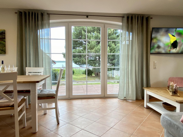 Wohnzimmer mit Blick auf den See Wohnzimmer mit Blick auf den See