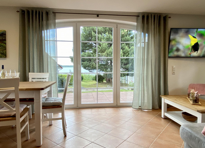 Wohnzimmer mit Blick auf den See