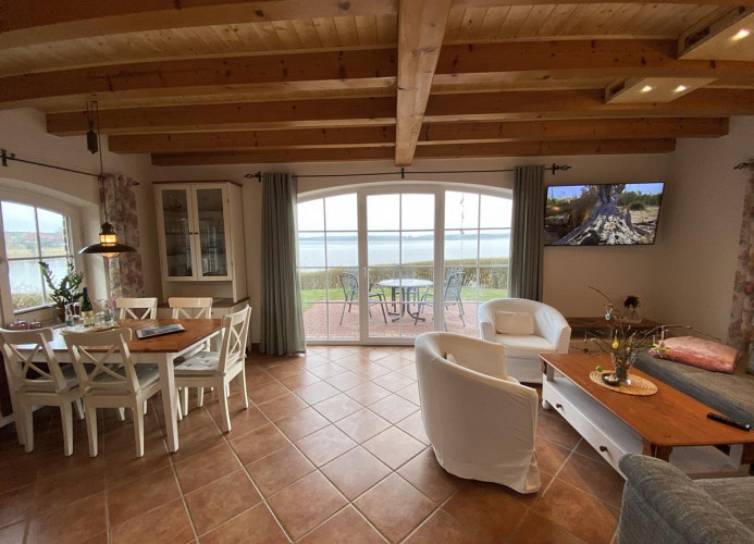 Wohnzimmer mit Blick zum See