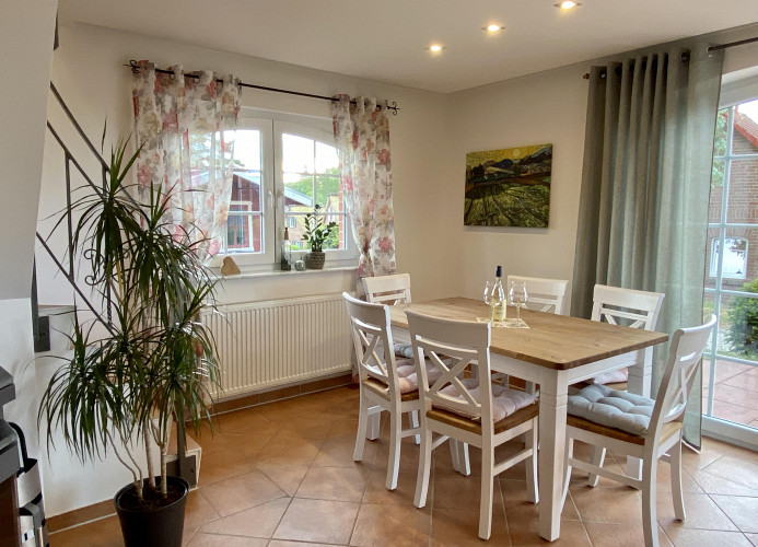 Wohnzimmer mit Esstisch