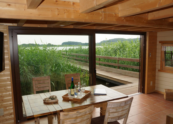 Essbereich mit herlichem Blick durchs Panoramafenster